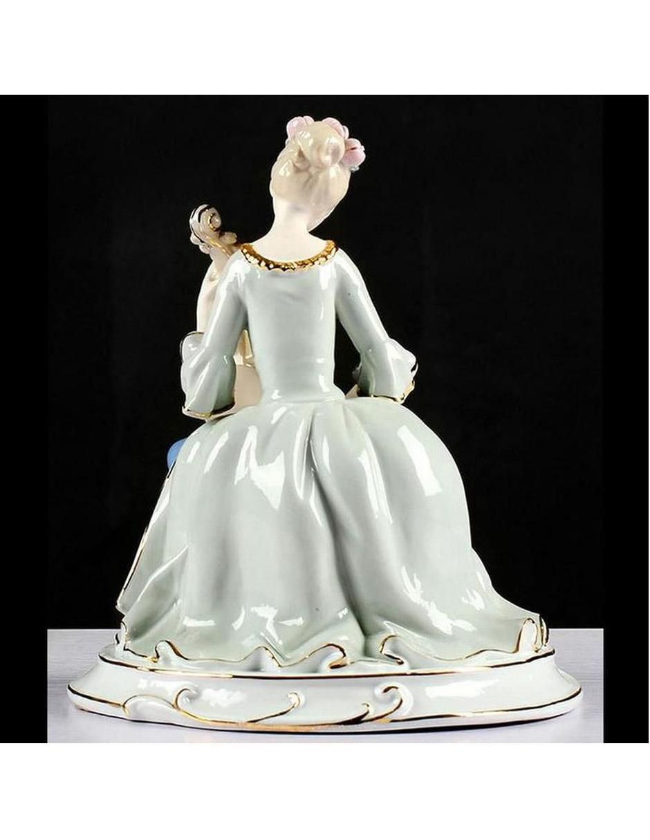 Figura de mujer de porcelana 2