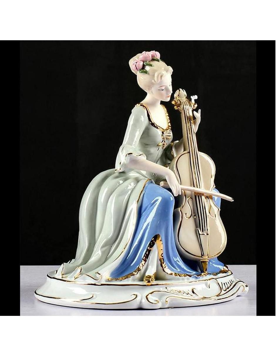 Figura de mujer de porcelana 4