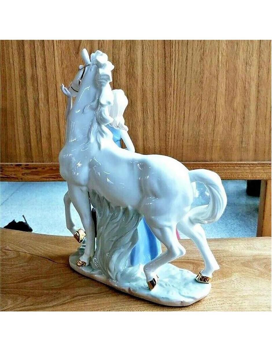 Figura decorativa de mujer de porcelana 3