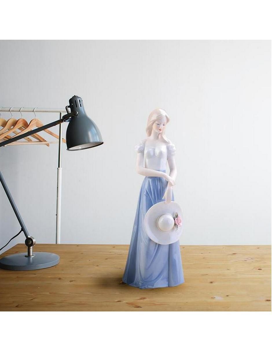 Figura de mujer Universal de porcelana 3